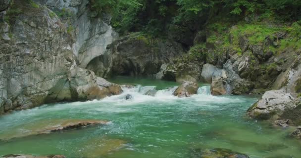 Spokojna Górska Rzeka Turkusową Wodą Wąskim Wąwozie Deszczowe Dni Gwałtownie — Wideo stockowe