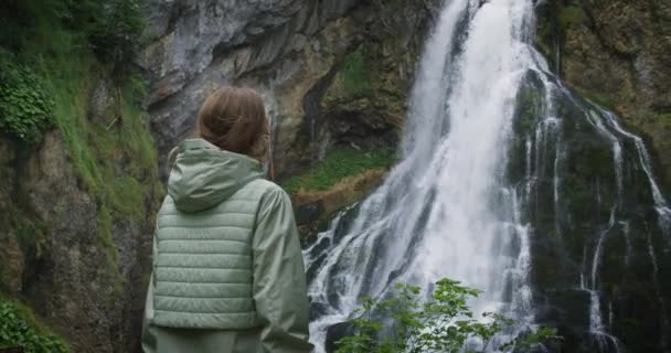Escursioni Donna Godendo Una Potente Cascata Durante Pioggia Ragazza Viaggia — Video Stock