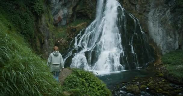 Mujer Viajera Disfrutando Cascada Las Tierras Altas Austria Viajar Por — Vídeos de Stock