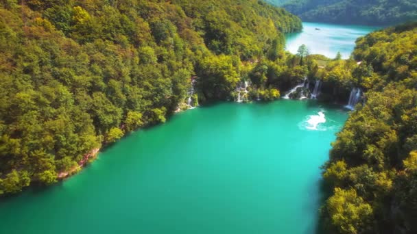 Floresta Caduca Lago Montanha Com Cachoeiras Incríveis Água Verde Esmeralda — Vídeo de Stock