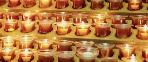 Velas Cera Ardiendo Fondo Vela Femenina Con Mano Encendida Ritual — Vídeo de stock