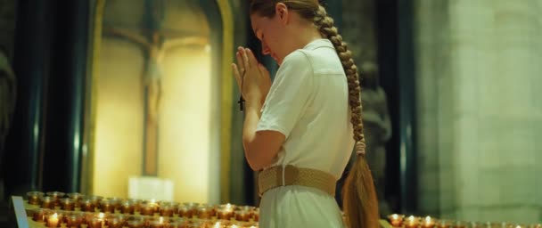 Egy Imádkozik Katedrális Templomában Jézus Krisztus Keresztre Feszítése Égő Gyertyák — Stock videók