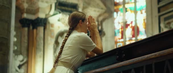 Kobieta Modląca Się Kolanach Świątyni Szczerze Wierząca Dziewczyna Modli Się — Wideo stockowe