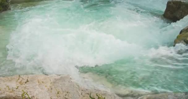 Güçlü Akıntısı Kayaların Üzerinde Çok Hızlı Hareket Eder Öfkeli Beyaz — Stok video