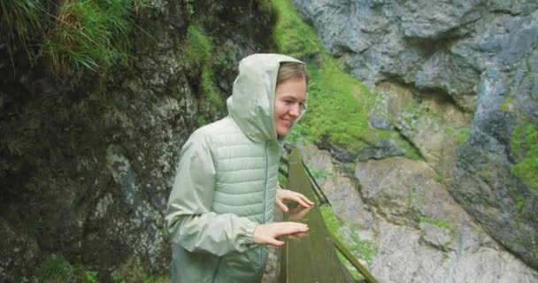 Bezpłatny Happy Young Hiker Kobieta Zielonym Płaszczu Przeciwdeszczowym Patrząc Górę — Wideo stockowe