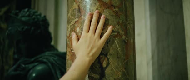 Die Hand Einer Frau Streicht Sinnlich Über Eine Antike Säule — Stockvideo