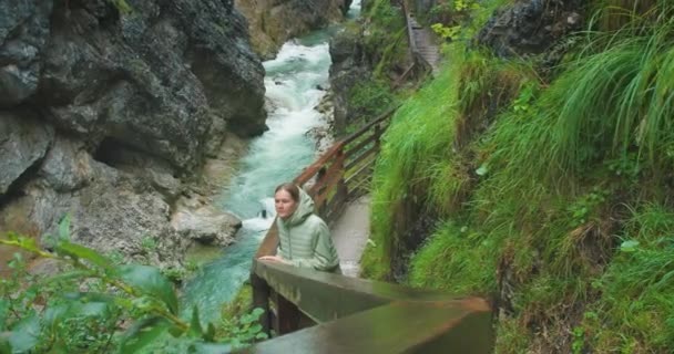 Kobieta Turysta Cieszy Się Deszczem Podczas Podróży Skalistym Wąwozie Górskiej — Wideo stockowe
