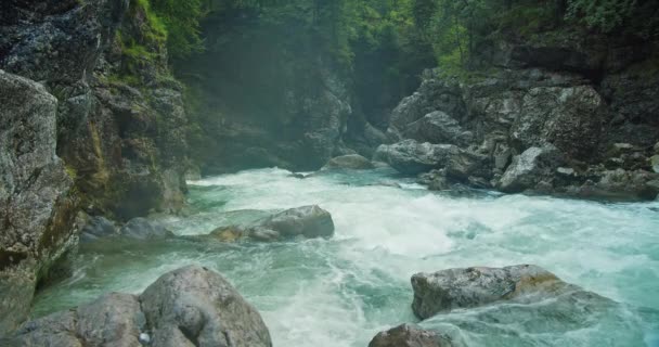 Evaporación Sobre Río Frío Montaña Con Agua Clara Desfiladero Rocoso — Vídeos de Stock