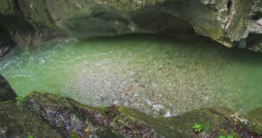 Avusturya 'daki dar kayalık Karanlık Geçit' te Lammer Nehri deresi. Yağmurdan sonra berrak bir buz suyu. Lammerklamm yolu.
