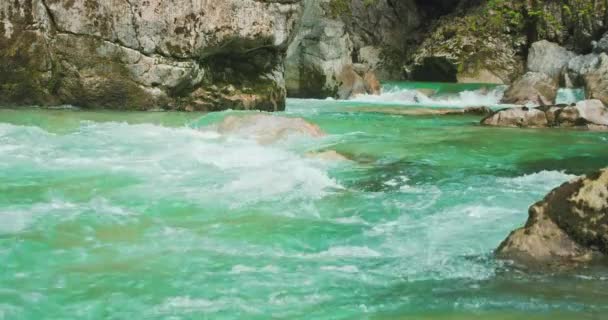 Silný Proud Vody Pohybuje Velmi Rychle Skalách Běsnící Potok Pohoří — Stock video