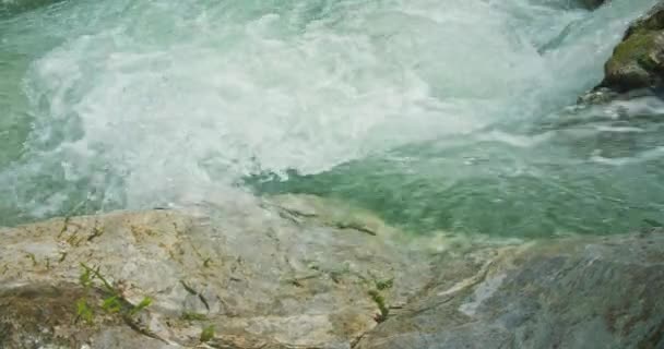 强大的水流在岩石上流动得很快 激流的白水山河 水晶般清澈的冰川 春天的急流 — 图库视频影像