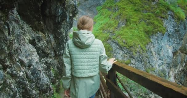 Женщина Ходит Альпийским Горам Темном Ущелье Ламмеркламм Австрии Девушка Путешествует — стоковое видео