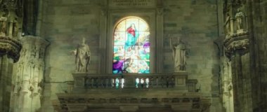 Güçlü sütunları, sıva ve heykelleri olan antik mimari, tarihi bir müzede uzun kemerli cam pencereler. Klasik sinematik manzara. Soyut Katedral Kilisesi Bazilikası.