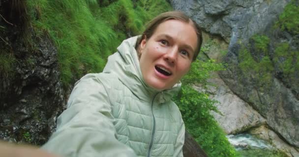 Женщина Путешествует Природе Делает Селфи Ущелье Ламмеркламм Австрии Пешие Прогулки — стоковое видео