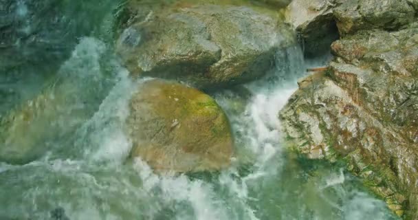 Kayalık Kanyonda Temiz Nehir Suyuyla Hızlı Akan Dağ Deresi Püskürt — Stok video