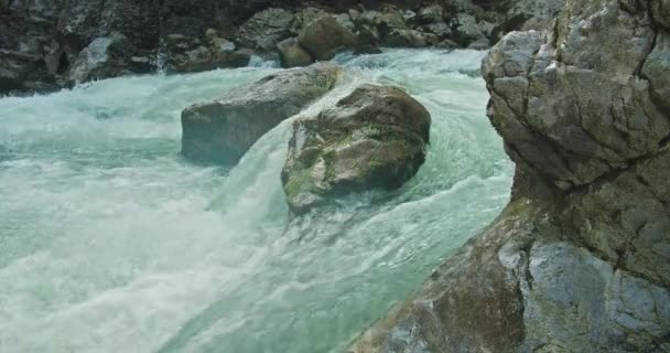Potężny Wściekły Wodospad Whitewater Spadający Silnie Nad Skalistą Krawędzią Krystalicznie — Wideo stockowe