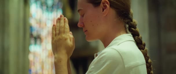 Felnőtt Lány Letérdelt Imádságban Templomban Tisztelettel Hívő Személy Bűnbocsánat — Stock videók