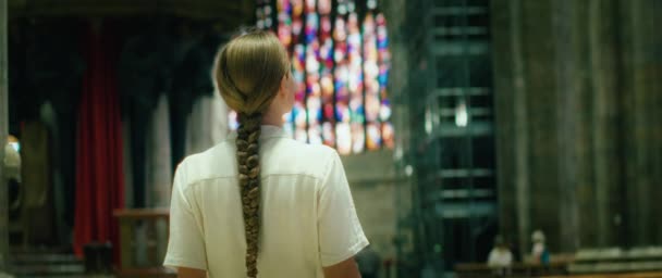 Turista Városnézés Katedrális Templom Felnőtt Lány Társaik Történelmi Építészet Vándorló — Stock videók