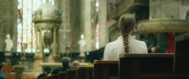 Женщина Паломница Посещает Соборную Церковь Прихожанин Сидит Скамейке Девушка Ищет — стоковое видео