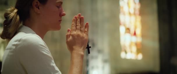Felnőtt Lány Letérdelt Imádságban Templomban Üdvözlettel Hívő Személy Megbocsátás Bűnökért — Stock videók