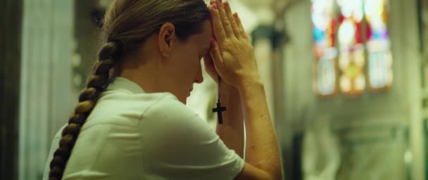 Meisje Kerk Parochiaan Bidt Haar Knieën Kathedraal Een Oprecht Gelovige — Stockvideo