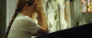 Kilise cemaatinden bir kız katedralde diz çöküp dua ediyor. Tanrı 'yla konuşan samimi, inançlı bir kadın. Günahların affı.