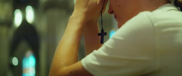 Прихожанка Женской Церкви Молится Коленях Соборе Искренне Верующая Женщина Разговаривающая — стоковое видео