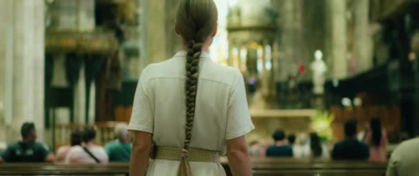 流浪的年轻女子在教堂里寻找上帝 古代大教堂 — 图库视频影像
