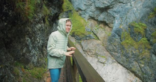 Bezpłatny Happy Young Hiker Kobieta Zielonym Płaszczu Przeciwdeszczowym Patrząc Górę — Wideo stockowe