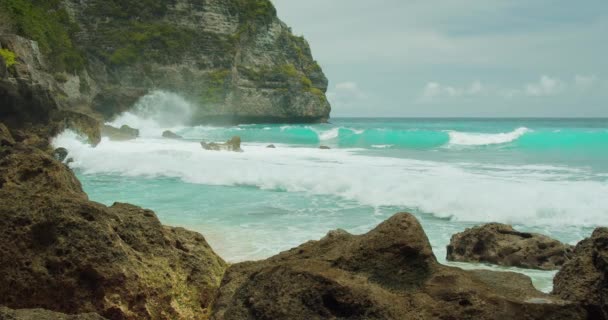 Havsvågor Kraschar Stenig Tropisk Strand Turkos Vatten Stormiga Havet Närbild — Stockvideo