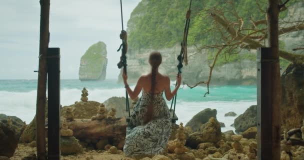 Mulher Balança Uma Mandíbula Costa Oceano Com Vista Para Ondas — Vídeo de Stock