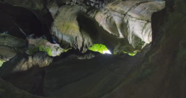 Avusturya 'da sarp kayalıkları olan Karanlık Geçit. Turist gözlem noktası. Dağ doğası. Lammer Klamm.