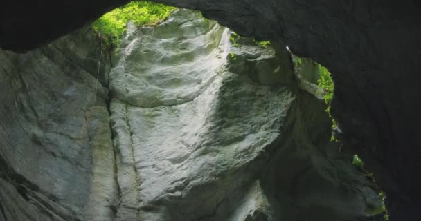 奥地利有美丽的陡峭岩石悬崖的深谷 游客观察点 自下而上的观点 山区自然 Lammer Klamm — 图库视频影像