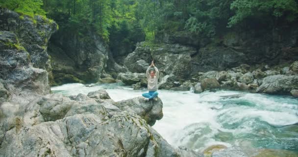 Женщина Практикует Йогу Природе Горной Реки Девушка Медитирует Ручья Скалистом — стоковое видео