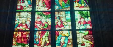 İncil 'deki tarihi olaylar renkli resimlerle katedraldeki vitraylı camlarda. Bazilika kilisesinde antik sanat eserleri. Tapınağın dekoratif iç mekanı..