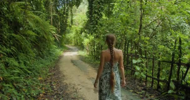 Női Turista Sétál Egy Ösvényen Dzsungelben Közel Tembeling Strand Erdő — Stock videók