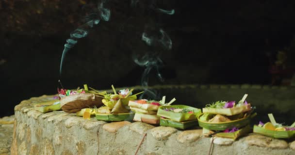 힌두교 정신과 불타는 야외에 제공과 접시의 클로즈업 페니다의 인도네시아 하나님께 — 비디오