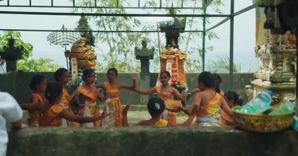 Bali Szívében Fiatal Lányok Arany Sárga Hagyományos Öltözékben Táncolnak Nusa — Stock videók