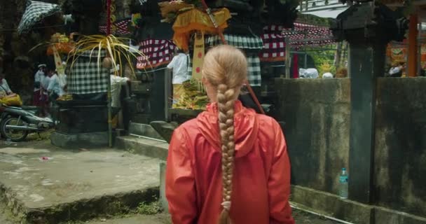 Uzun Örgülü Kırmızı Ceketli Kadın Balili Hayranları Olarak Dikkatle Izliyor — Stok video