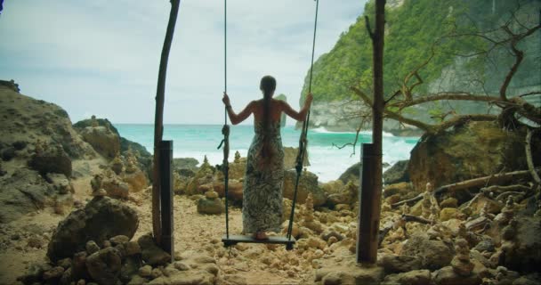 Junge Reisende Genießen Den Sommerurlaub Auf Einer Schaukel Einem Tropischen — Stockvideo