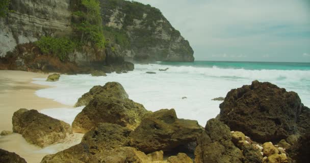 Las Olas Del Océano Salpican Costa Tropical Arenosa Agua Turquesa — Vídeo de stock