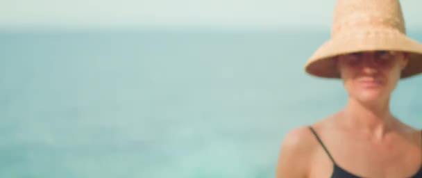 Женщина Демонстрирует Белую Трубку Крема Ухода Кожей Загара Фоне Океана — стоковое видео