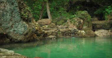 Nusa Penida 'daki bu gizli taşın durgun suları gevşemeyi ve sakin bir yansımayı davet ediyor. Tropikal sıcaktan mükemmel bir geri çekilme..
