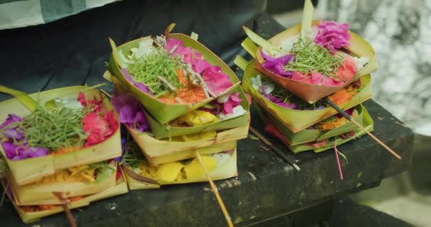 加能萨里每天供奉由巴厘印度教 以感谢桑香维希瓦萨的赞美和祈祷 印度尼西亚巴厘的一筐鲜花和燃烧的香棒 — 图库视频影像