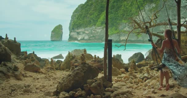 Mezi Zemí Oceánem Nad Skalnatými Břehy Tembeling Beach Nusa Penida — Stock video