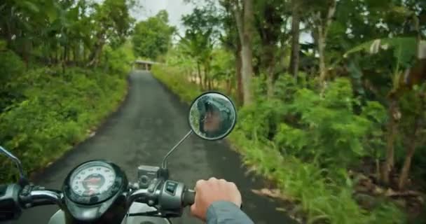 穿过青翠的丛林道路的弯道 一面镜子里映出了骑摩托车的人的旅程 把骑马的历险与Tembelings自然环境的宁静之美混合在一起 — 图库视频影像