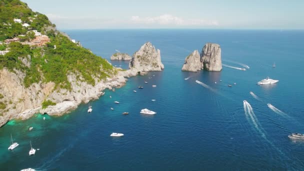 Las Icónicas Rocas Faraglioni Emergen Del Mar Azul Capris Montones — Vídeo de stock