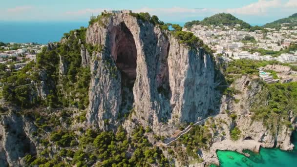 Capri Island Natural Grandeur Iconic Arco Naturale 意大利的高岩石悬崖和深蓝色海 夏季受欢迎的旅游胜地 — 图库视频影像