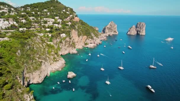 Роскошные Яхты Лодки Пересекают Бирюзовые Морские Воды Побережья Капри Италия — стоковое видео