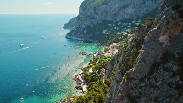 Capri Seaside Splendor Obrovskými Útesy Oceánu Majestátní Pobřežní Krajina Mořem — Stock video